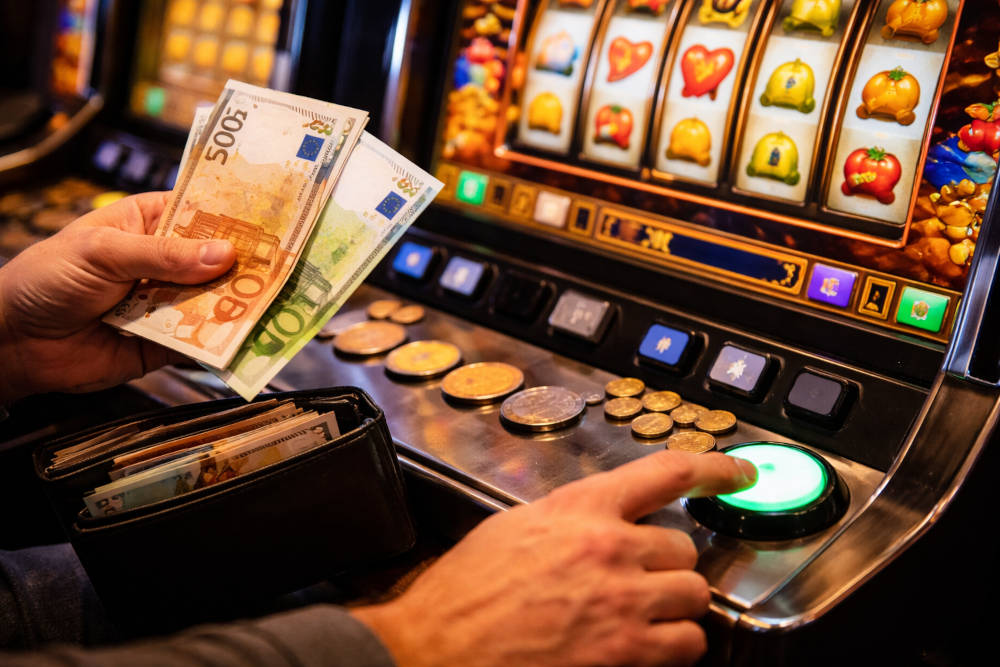 Waarom een gokkast anders voelt met echt dan nep geld